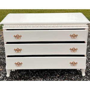 Vintage 1940s Carved Chinese Chippendale Three Drawer Chest / Dresser Newly Lacquered imagem 8