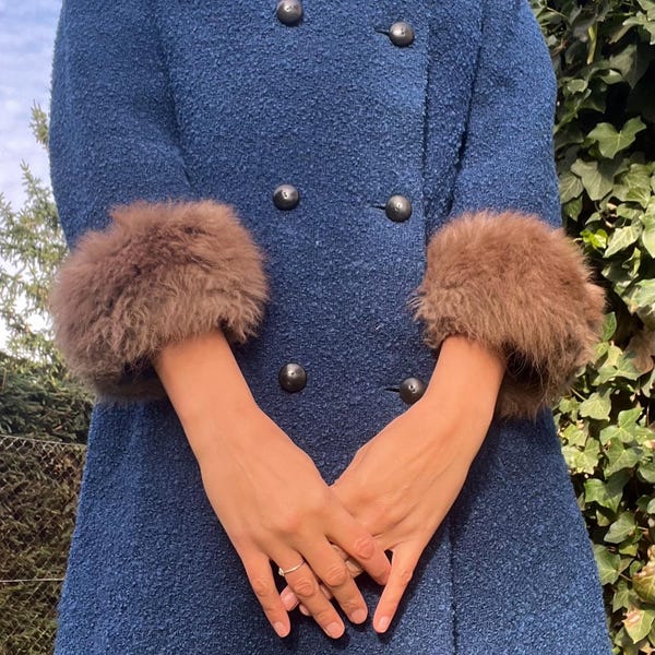 Niebieski płaszcz vintage z futrem