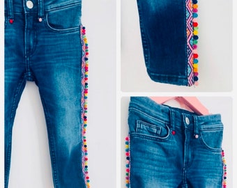 Jeans and pompoms!