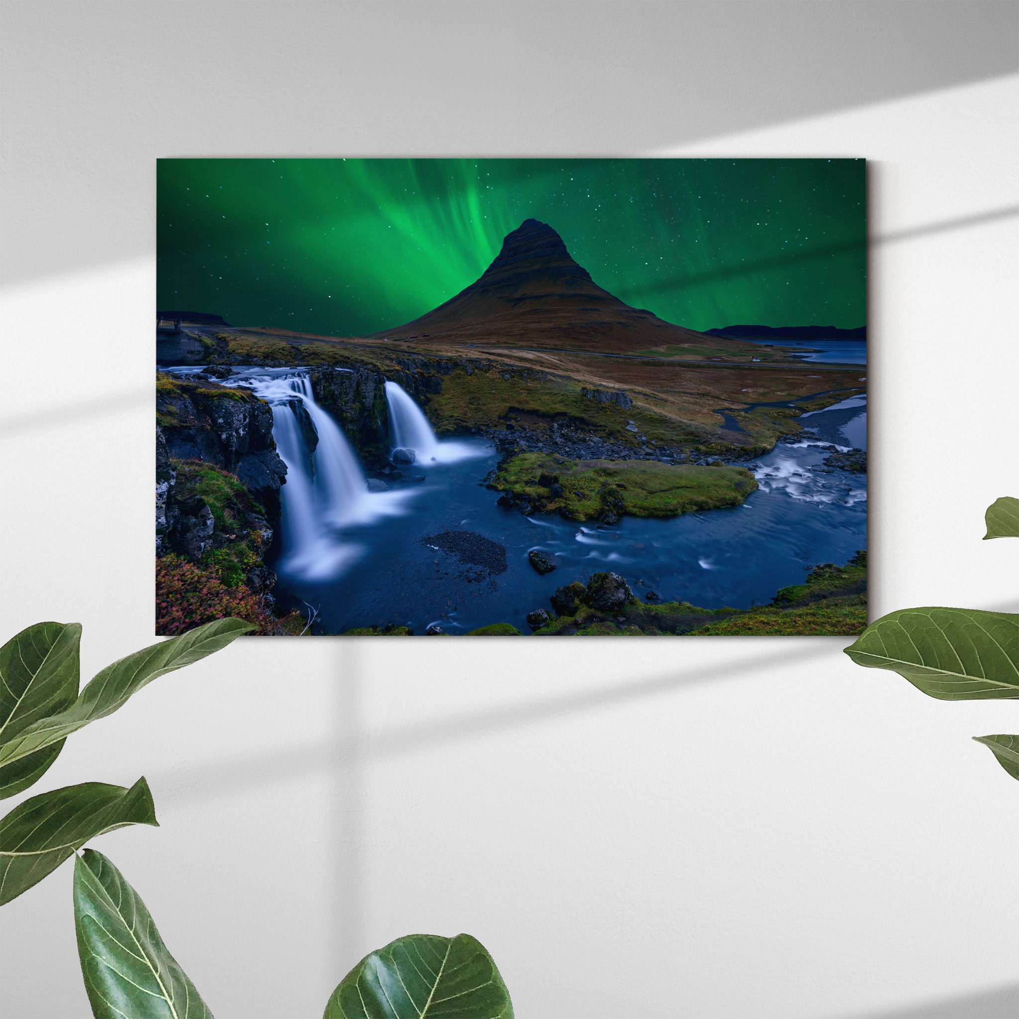 Kirkjufell... Sous Un Ciel Vert Boréal Art Mural sur Toile - Art Du Nocturne en Cascade