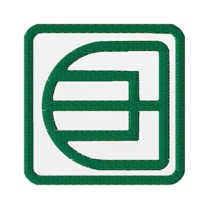 Könnte beinhalten: Gestickter Aufnäher mit grün-weißem Design. Der Aufnäher hat einen weißen Hintergrund, einen grünen Rand und einen stilisierten grünen Buchstaben "E" in einem Quadrat.