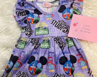 Vestido de leche con mangas onduladas inspirado en los parques temáticos de ratones