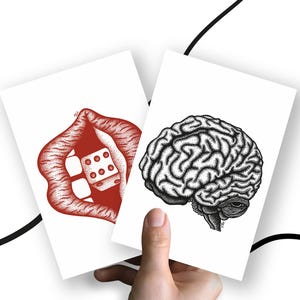 Op de afbeelding: Twee zwart-wit illustraties op witte kaarten. De eerste kaart toont een rode mond met een witte dobbelsteen erin. De tweede kaart toont een zwart-wit brein.