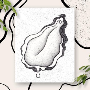 Op de afbeelding: Zwart-wit abstracte kunstprint met een gestileerde oestervorm. Het kunstwerk is gemaakt met een stippeltechniek, waardoor het een textuur krijgt. Er is een enkele druppel vloeistof aan de onderkant afgebeeld. De achtergrond is gespikkeld.