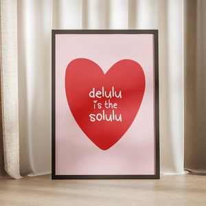 Delulu is The Solulu Typography on Red Heart Poster, Impresión de arte de pared moderna y bonita, Decoración de diseño de confianza femenina, Retro moderno rosa preppy de los años 70