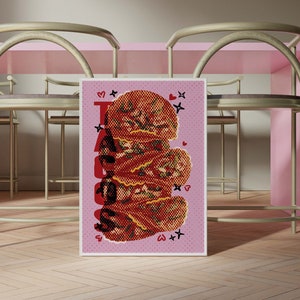 Pode incluir: Um cartaz rosa com a palavra "Tacos" em letras vermelhas e uma pilha de três tacos com recheios vermelhos, amarelos e marrons. O cartaz é decorado com corações vermelhos e estrelas pretas.