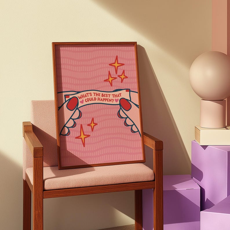 Peut inclure: Une affiche rose encadr&eacute;e avec le texte "WHAT'S THE BEST THAT COULD HAPPEN?" tenue par des mains illustr&eacute;es. L'impression a un fond ondul&eacute; et des &eacute;toiles. Le cadre est marron, et l'impression est affich&eacute;e sur une chaise rose.