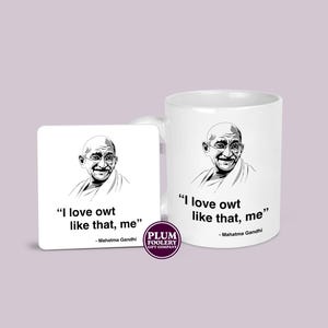 Juego de taza y posavasos con humor del norte: regalo con jerga británica y una divertida cita de Mahatma Gandhi.