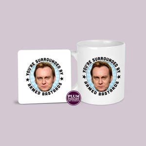 Taza y posavasos Gene Hunt: Rodeado de bastardos armados, cita de la vida en Marte, regalo de culto de la televisión.
