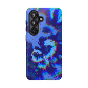 Puede incluir: Una funda rectangular para smartphone con un patrón de arte digital glitch en tonos azul oscuro, azul claro y morado. El diseño incluye distorsiones pixeladas y formas abstractas en la superficie, con una abertura para triple cámara.