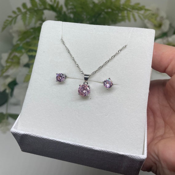 Ensemble De Bijoux Fantaisie : Collier Perles Argentées Et Cristal Rose - Neuf Sans Emballage