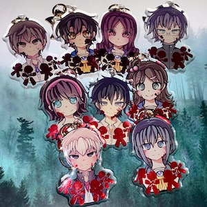Puede incluir: Una colección de llaveros de personajes de estilo anime. Cada llavero presenta un personaje diferente con distintos colores de cabello y ojos, y un diseño floral rojo. Los llaveros son de acrílico transparente y tienen anillas plateadas.