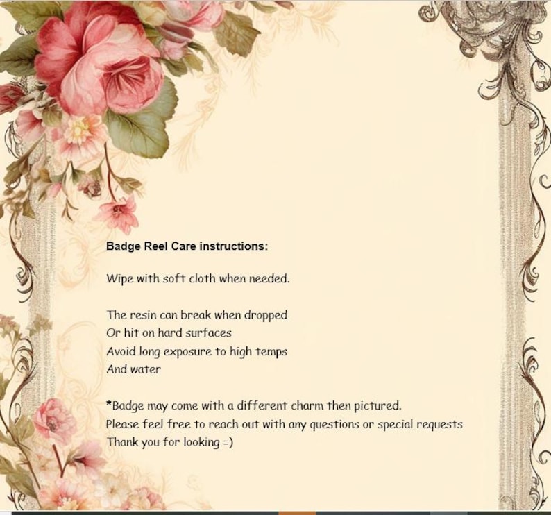 Pu&ograve; includere: Uno sfondo color crema con bordi floreali e a volute. L'immagine include il testo: "Istruzioni per la cura del badge reel: Pulire con un panno morbido se necessario. La resina pu&ograve; rompersi se cade..." e altre istruzioni.