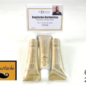 Puede incluir: Un paquete de 3 tubos dorados de cera para barba bávara, etiquetados como "Original Bayrische Bartwichse" con una fijación firme durante todo el día. El producto está etiquetado como un paquete de 3 y contiene 60 ml (2 oz) de cera.