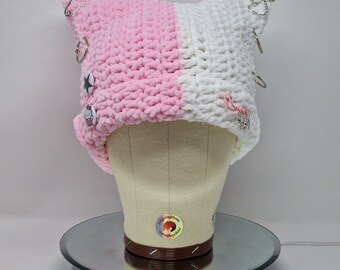 Chapeau de chat au crochet fait main, bonnet à oreilles de chat, chapeau à oreilles de chat rose et blanc et épingles à nourrice pour punk