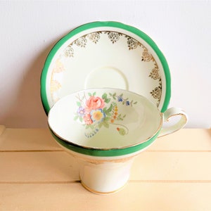 Tazza da tè e piattino vintage Aynsley con motivo corsetto, decorati con fiori e oro verde, realizzati in Inghilterra in porcellana fine, eleganti tazze e piattini.