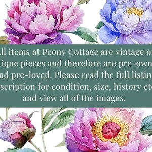 Op de afbeelding: Waterverf bloemenontwerp met roze en blauwe pioenrozen en groene bladeren. Tekst: "Alle items bij Peony Cottage zijn vintage of antieke stukken en daarom pre-owned en pre-loved."