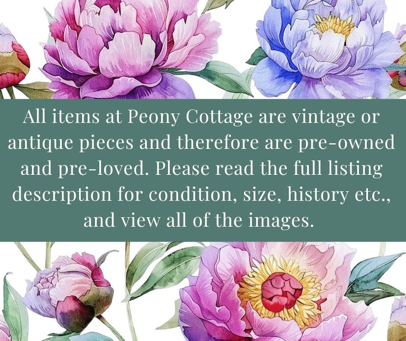 Op de afbeelding: Waterverf bloemenontwerp met roze en blauwe pioenrozen en groene bladeren. Tekst: "Alle items bij Peony Cottage zijn vintage of antieke stukken en daarom pre-owned en pre-loved."