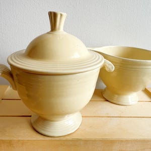 Zeldzame vintage Fiesta romige ivoor suikerpot met deksel en creamer, gemaakt in de VS tussen 1936 en 1942, Fiestaware serveerschalen