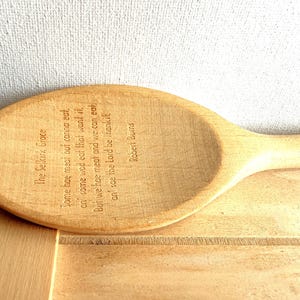 Utensilios de cocina antiguos y vintage de madera, incluyendo machacador de patatas, espátula y cuchara. Se venden individualmente.