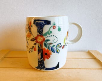 Tazze con lettere vintage Anthropologie Petal Palette, disegnate da Starla Halfmann