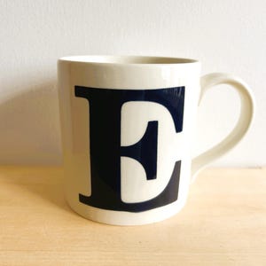 Canecas com iniciais ou monogramas da Marks and Spencer, fabricadas na Inglaterra pela M&S.