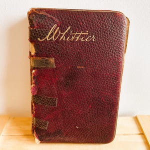 Copie ancienne d'oeuvres poétiques de John Greenleaf Whittier avec vie, notes, index, 1895, livre de poésie ancienne publié par Frederick Warne
