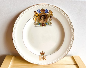 Platos y taza conmemorativos de la coronación de la reina Isabel II, fabricados en Inglaterra, se venden por separado.