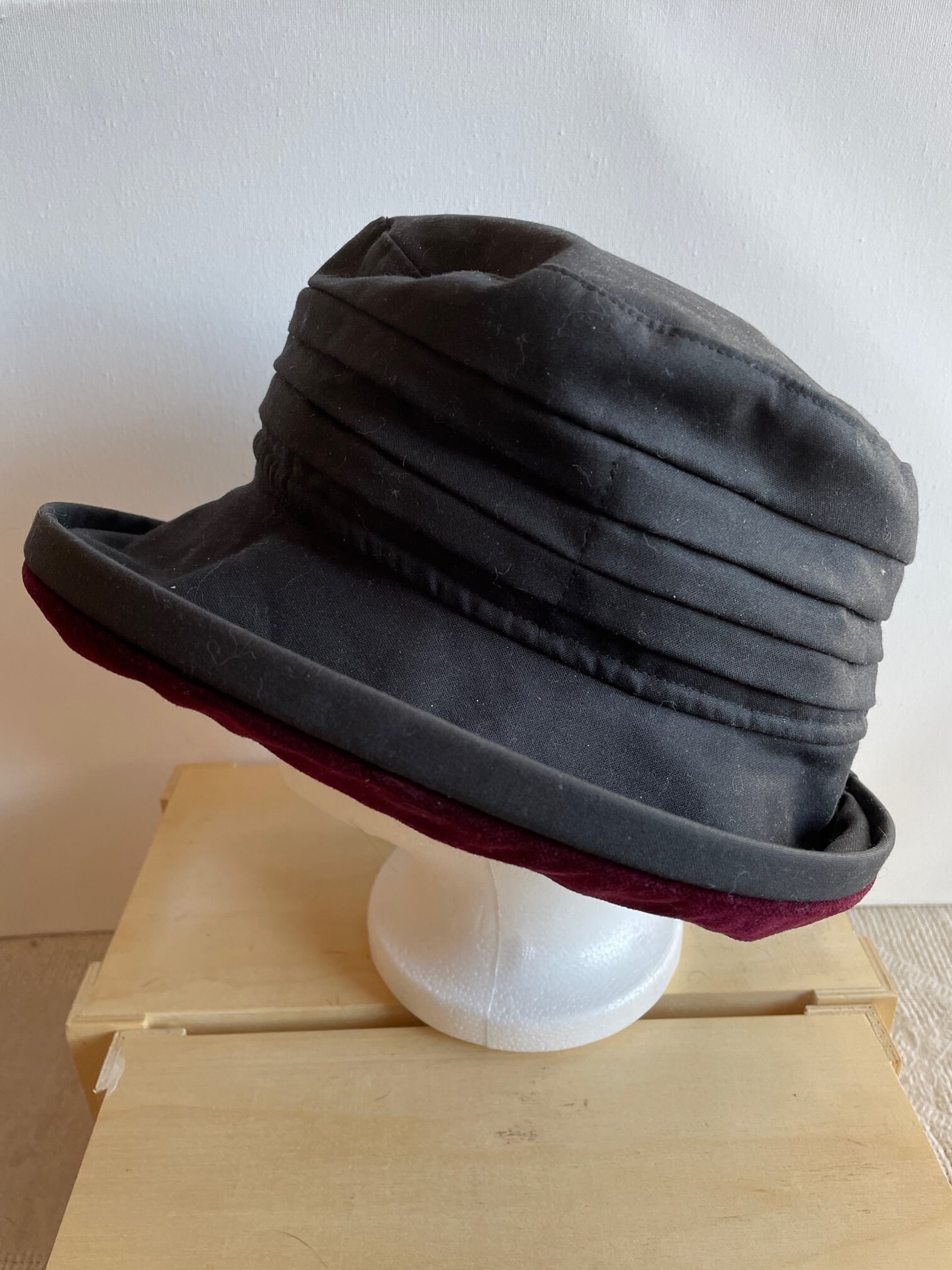 Lawrence & Foster Yorkshire Hand Tailored Tweed Lindsay Ladies Cap Dearn Brown/Red Made in Britain Lawrence & Foster Yorkshire Hand Tailored Tweed Lindsay Ladies Cap Dearn Brown/Red Made in Britain