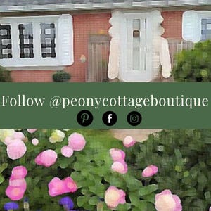 Op de afbeelding: Een bakstenen gebouw met wit omlijste ramen en een groene banner met de tekst "Follow @peonycottageboutique" en social media-iconen. De onderkant van de afbeelding toont roze bloemen en groen gebladerte.