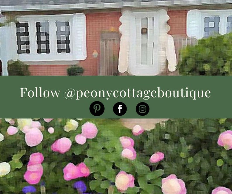 Op de afbeelding: Een bakstenen gebouw met wit omlijste ramen en een groene banner met de tekst "Follow @peonycottageboutique" en social media-iconen. De onderkant van de afbeelding toont roze bloemen en groen gebladerte.