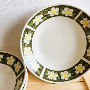 Johnson Bros Meadowbrook Fruit Nappies With A Daisy Pattern, Made in England, Set of 3 Small Ironstone Bowls, Retro Dishware