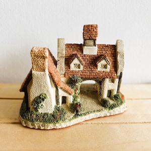 David Winter The Schoolhouse Miniature Building Made in England, Vintage Hand Made and Hand Painted Collectible