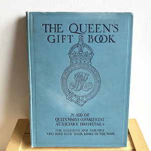 Das Geschenkbuch der Königin aus dem Jahr 1911, zur Unterstützung der konvaleszenten Hilfshospitäler von Queen Mary, Sammlerstücke der britischen Königsfamilie aus dem ersten Weltkrieg