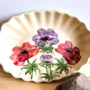 Antike Edward Radford geriffelte Keramikschale Made in England, handbemalte Anemonen und oder Mohnblumen, E. Radford, HJ Wood