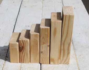 Juego de 50 bloques de madera, cada bloque mide 5,5" de ancho, 1,5" de grosor, 25 de 9" de alto y 25 de 7" de alto. Lijados y listos para pintar.