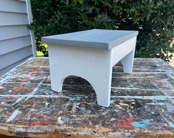 Taburete de madera hecho a mano, antideslizante, gris sobre blanco, para niños y adultos, listo para enviar, estilo rústico, de granja.