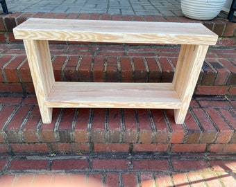 Banco pequeño para interior o exterior hecho a mano con estante de madera de pino sin terminar, listo para pintar o teñir, rústico, de granja, estilo campestre, primitivo y simple.