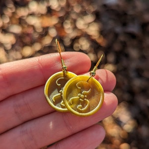 Pendientes de signo amarillo Regalos lovecraftianos para ella Pendientes inspirados en el terror Joyas de signo amarillo de dioses antiguos Pendientes rúnicos Regalo de terror Bronce