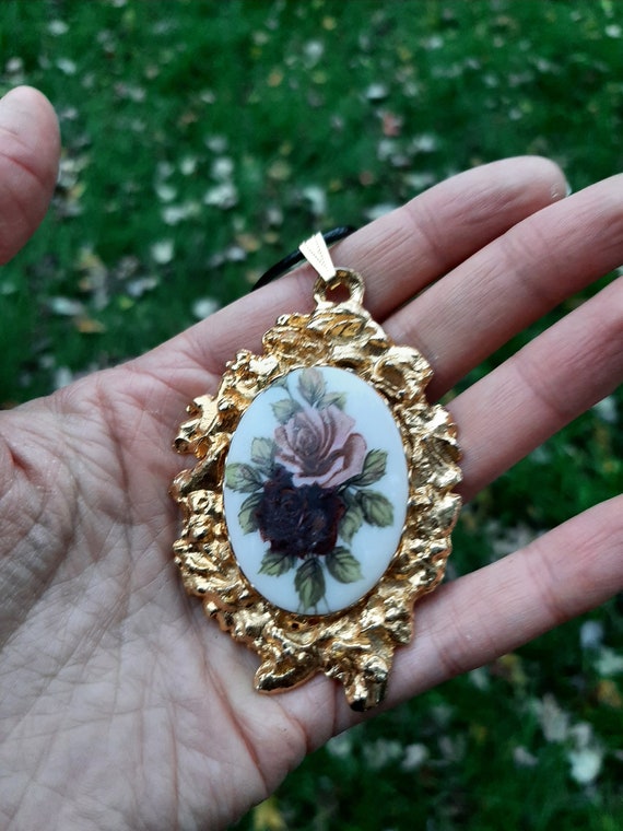 Rose Cameo Necklace with Gold Frame / Gold Rose Ne