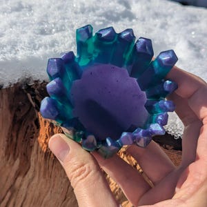 Mystic Resin Ring Holder: Blue Purple Crystal Edge Catch-All 画像 3