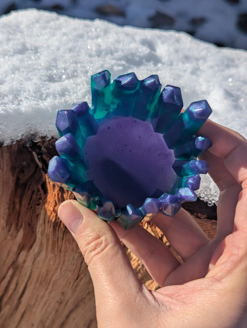Mystic Resin Ring Holder: Blue Purple Crystal Edge Catch-All 画像 3