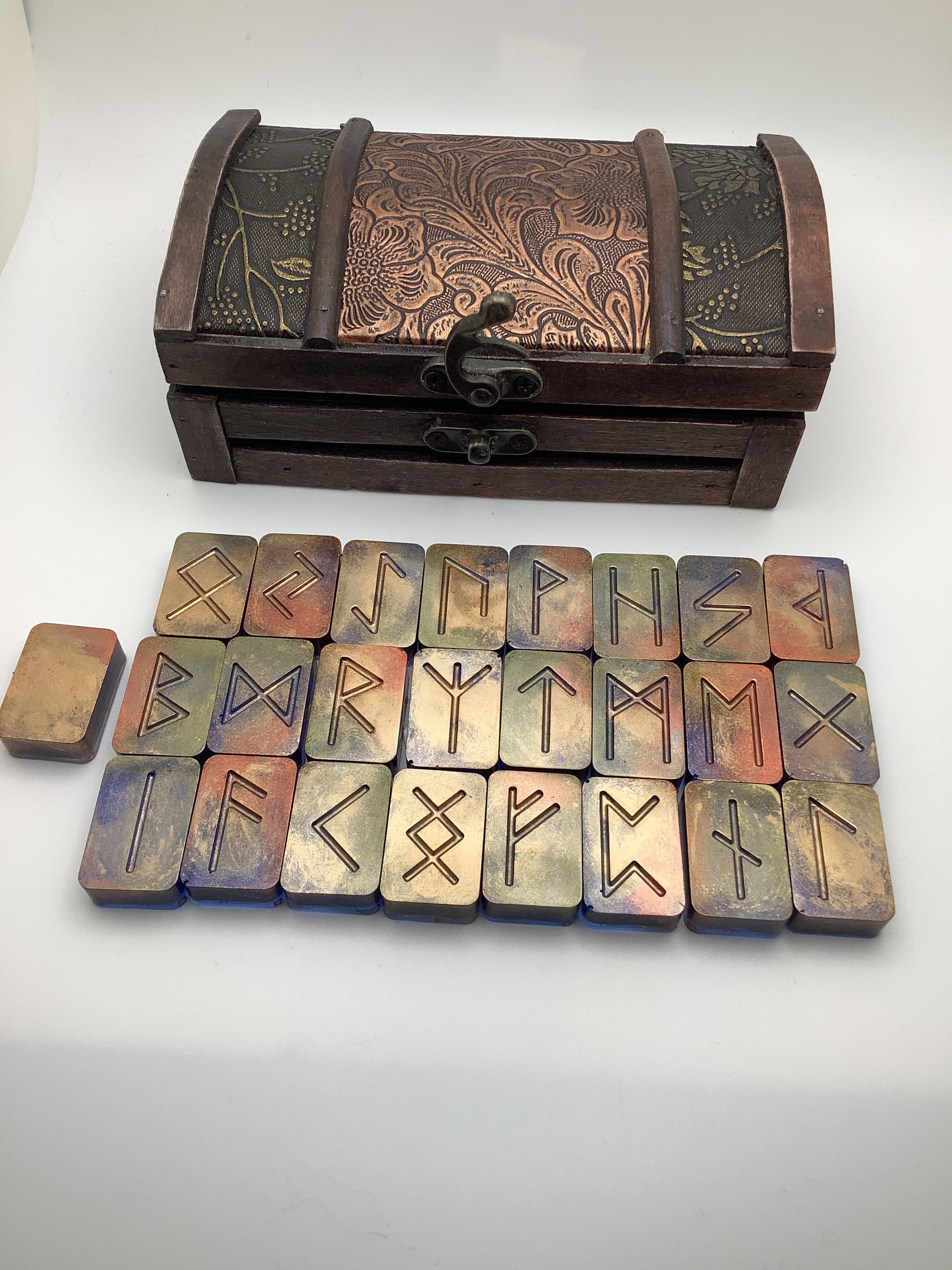 Elven Forest Elder Futhark Runes in Gift Box/ Runes /Elder Futhark / Norse / Ol - Foto 8 di 9