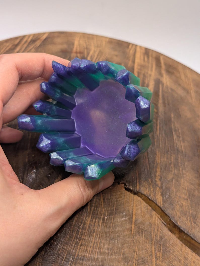 Mystic Resin Ring Holder: Blue Purple Crystal Edge Catch-All 画像 5