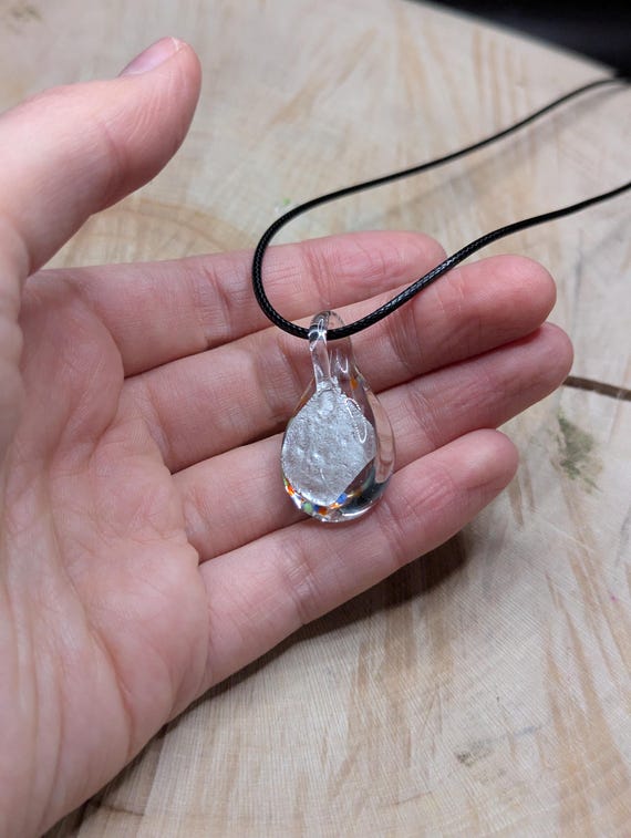 Pendentif Ancien En Verre Soufflé Bleu - Forme Feuille - Cordon 46 Cm - Occasion En Bon état