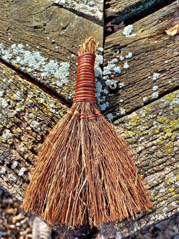 Petit balai de sorcière parfumé / Balai d'autel / Outils d'autel / Balais / Petit  balai / Miniature / Huiles essentielles / Balai à la cannelle / Eucalyptus  -  France