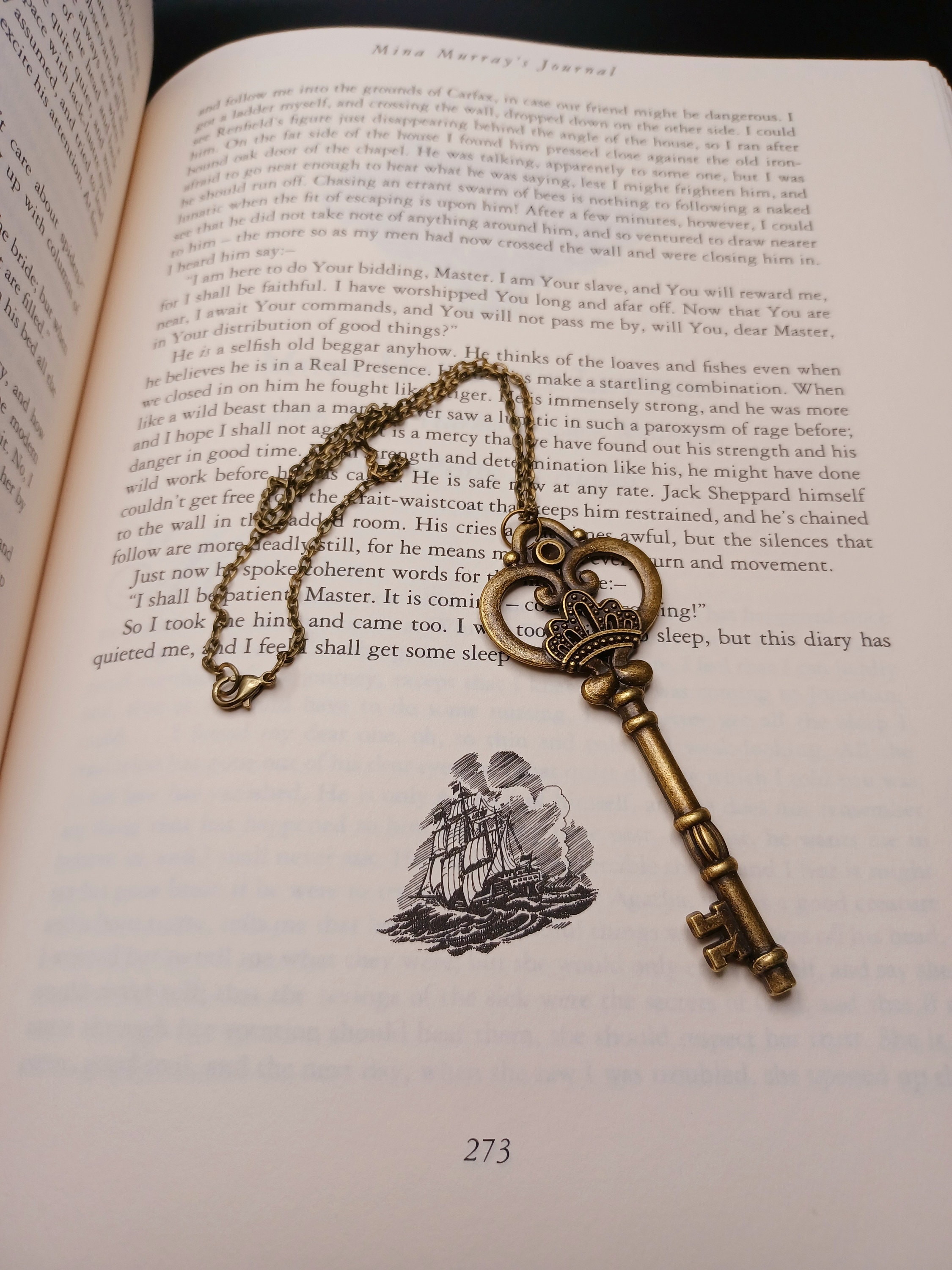 Queen Skeleton Key Necklace Large Skeleton Key Necklace Vintage Style Jewelry Q - Picture 7 of 9