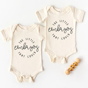 FIV jumelle Onesie Svg | Parcours FIV | Fécondité | Fichier minimal Twin Onesie Cut | Cadeau pour FIV Mama | Sublimation Png | Conception Cricut