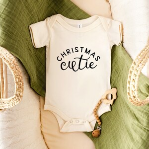 Navidad Cutie SVG / Navidad Onesie Svg / Navidad Bebé / Primera Navidad / Camisa de Navidad para niños pequeños Svg / Camiseta navideña para niños PNG / Cricut