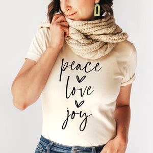 Paz Amor Alegría / Camisa de Navidad Svg / Camiseta de mujer navideña Svg / Taza de café diciendo Svg / Cricut / Silueta / Sublimación PNG